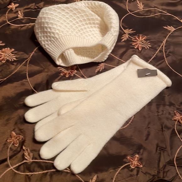 Brand New. Ivory hat and gloves set - Picture 3 of 3